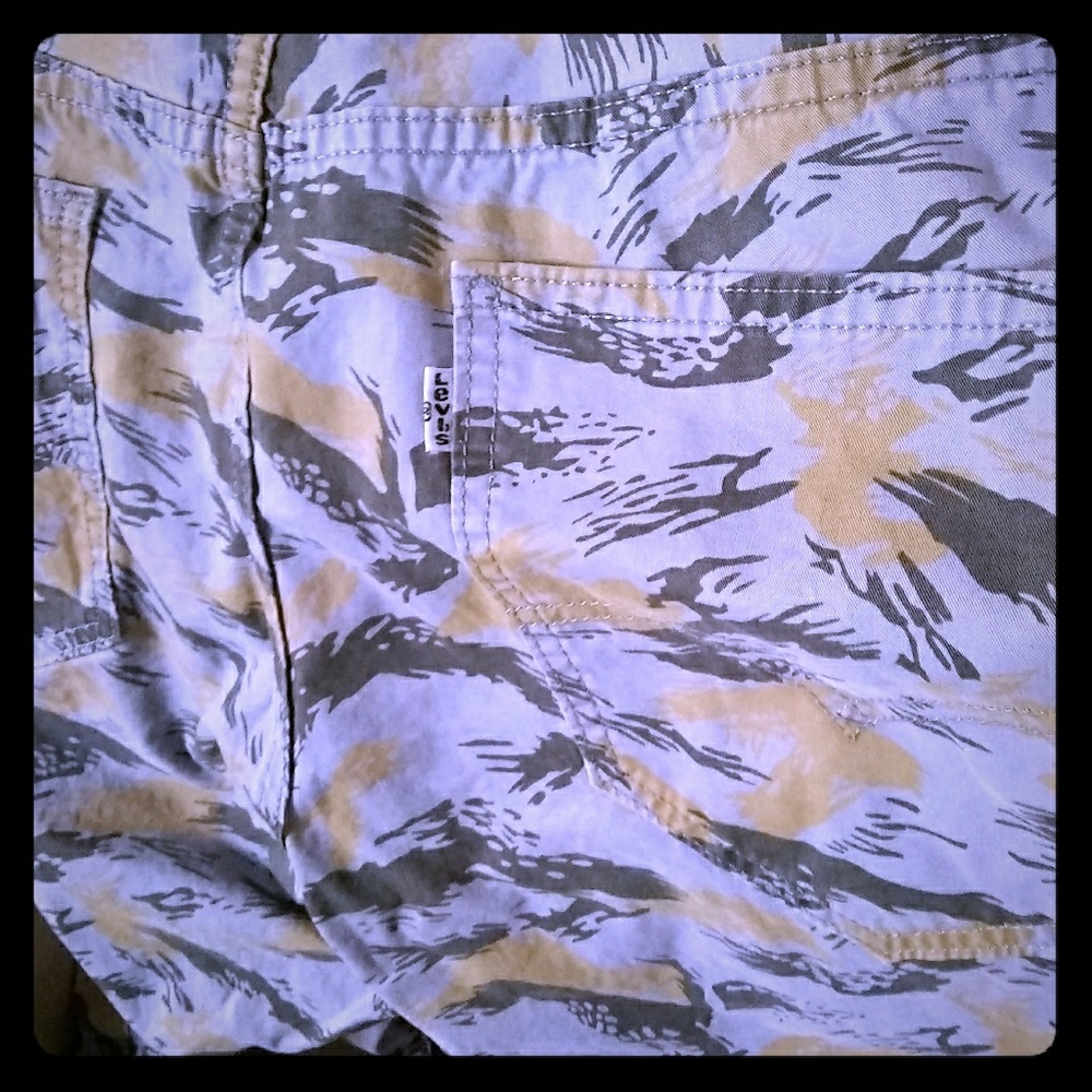 Mens size 36' - 32L Levi's camo jeans